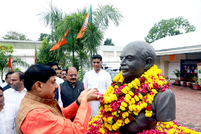 मुख्यमंत्री डॉ. यादव ने पं. श्यामा प्रसाद मुखर्जी की प्रतिमा पर माल्यार्पण कर दी श्रद्धांजलि मुख्यमंत्री डॉ. यादव ने पं. श्यामा प्रसाद मुखर्जी की प्रतिमा पर माल्यार्पण कर दी श्रद्धांजलि