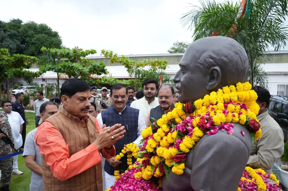 मुख्यमंत्री डॉ. मोहन यादव ने डॉ. श्यामा प्रसाद मुखर्जी की प्रतिमा पर माल्यार्पण कर नमन किया मुख्यमंत्री डॉ. मोहन यादव ने डॉ. श्यामा प्रसाद मुखर्जी की प्रतिमा पर माल्यार्पण कर नमन किया