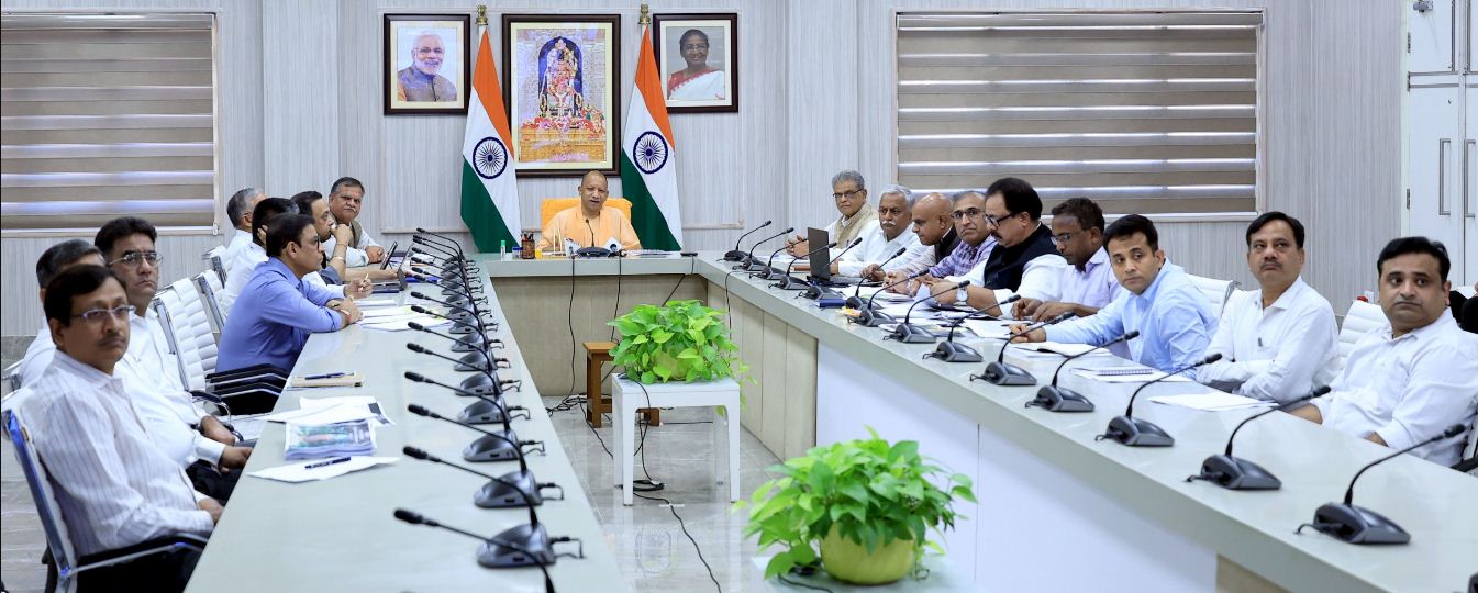 एक पेड़ मां के नाम अभियान के संबंध में बैठक करते मुख्यमंत्री