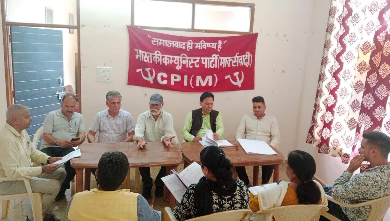 माकपा जिला कमेटी की बैठक को संबोधित करते हुए माकपा नेता डा. ओंकार शाद।