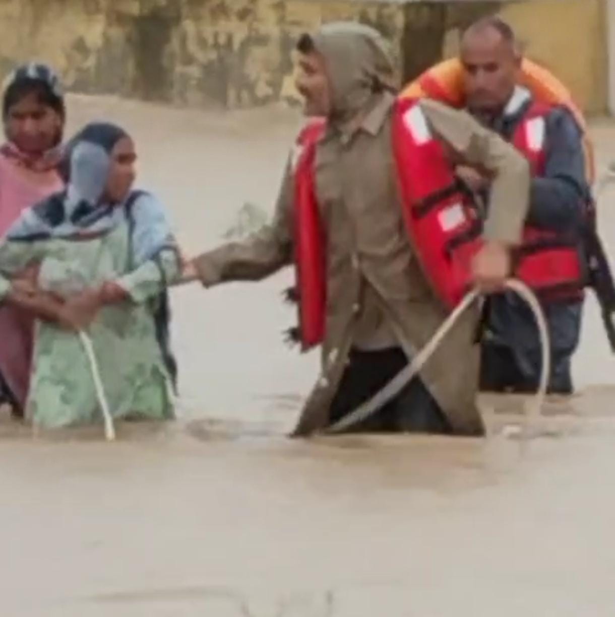 रेस्क्यू करते हुए। रेस्क्यू करते हुए।