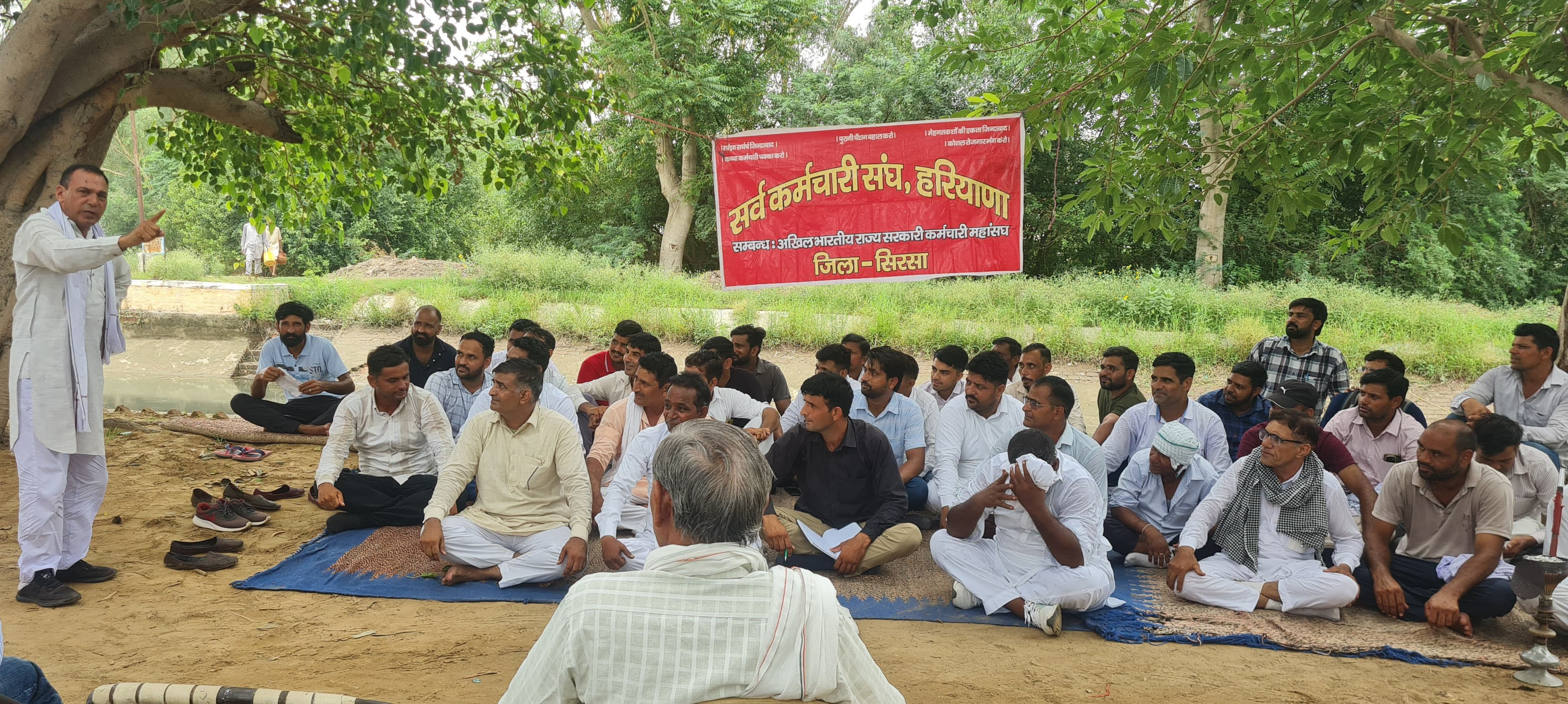 बैठक को संबोधित करते कर्मचारी नेता मदन लाल खोथ। बैठक को संबोधित करते कर्मचारी नेता मदन लाल खोथ।