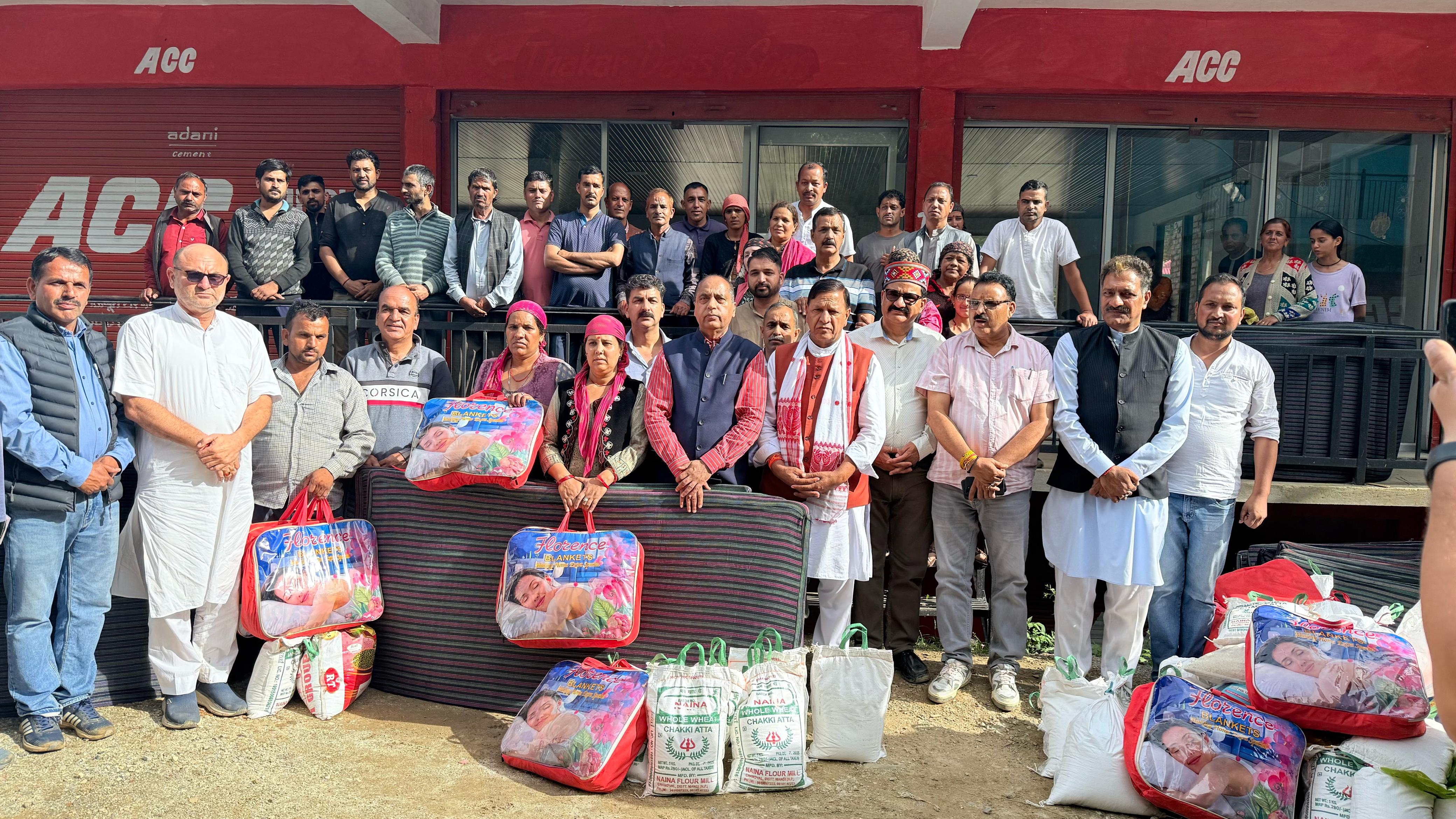 आदपा प्रभावित सराज में भाजपा अध्यक्ष एवं कार्यकर्ता राहत सामग्री के साथ पहुंचे आदपा प्रभावित सराज में भाजपा अध्यक्ष एवं कार्यकर्ता राहत सामग्री के साथ पहुंचे