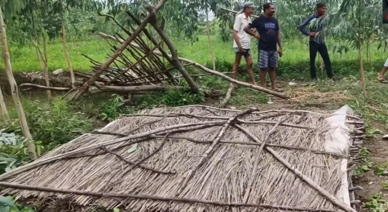 खेतों हुए नुकसान को दिखाते किसान खेतों हुए नुकसान को दिखाते किसान