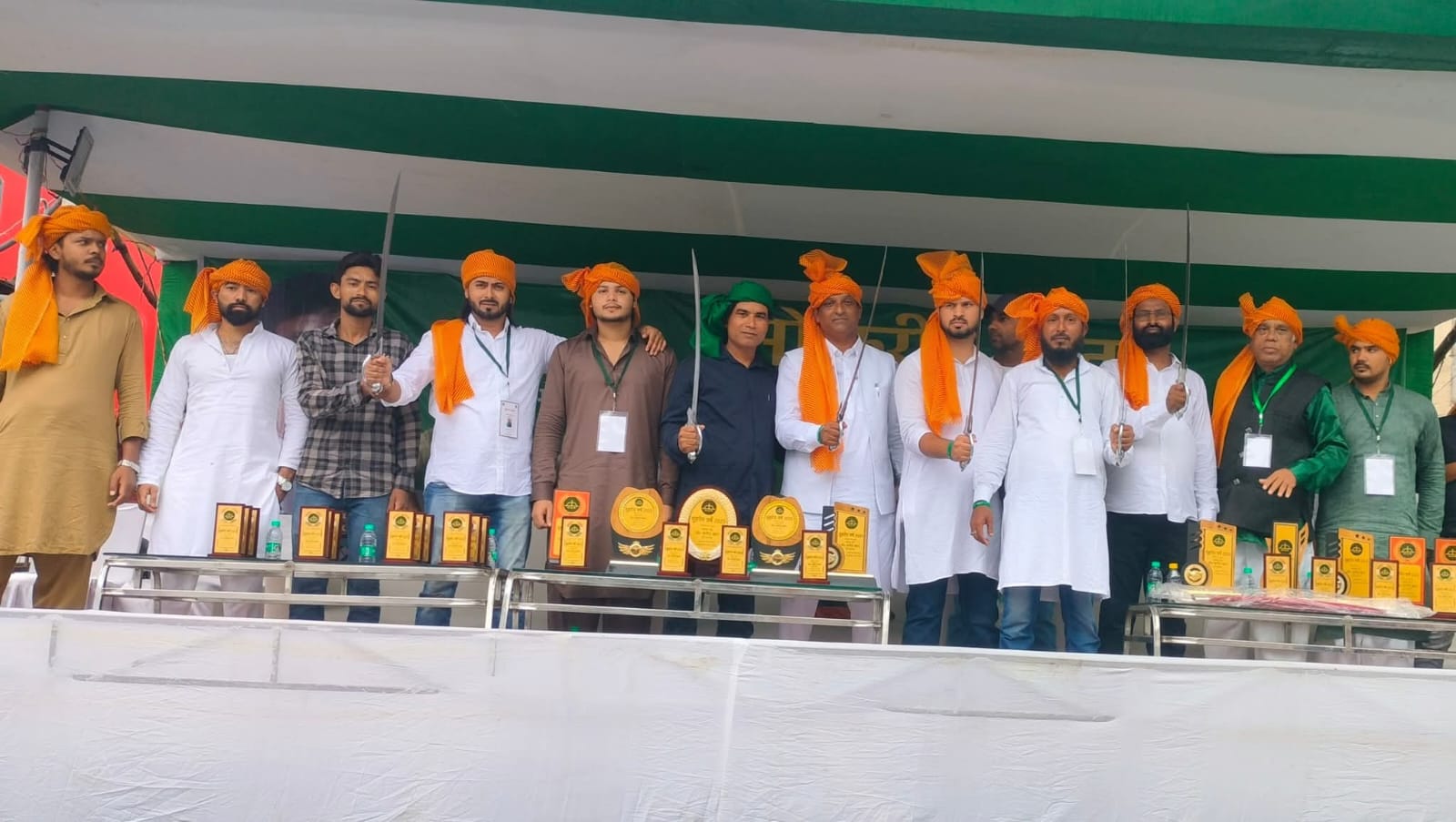 पगड़ी बांधकर स्वागत करते पगड़ी बांधकर स्वागत करते
