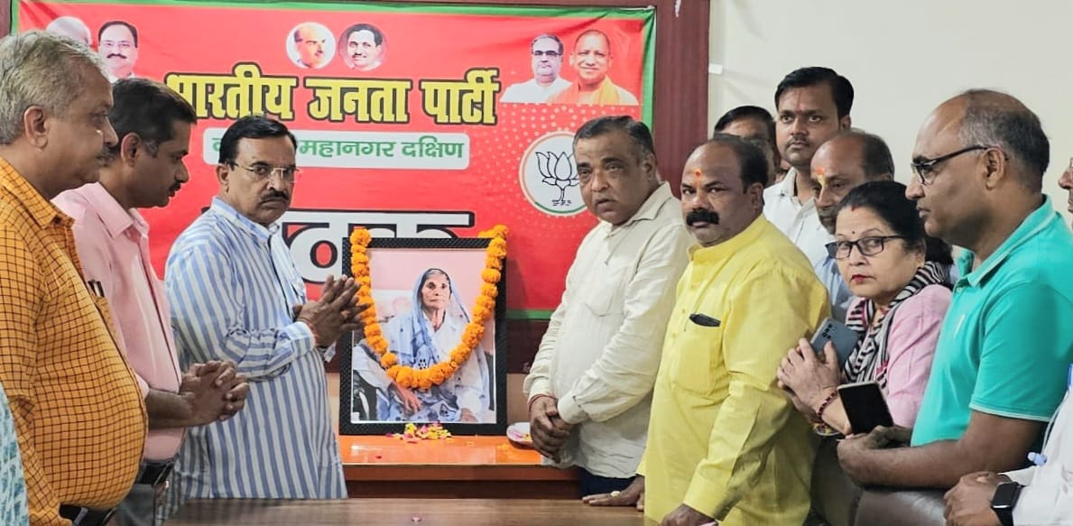 धर्मपाल सिंह की माँ को श्रद्धांजलि अर्पित करते प्रकाश पाल व अन्य