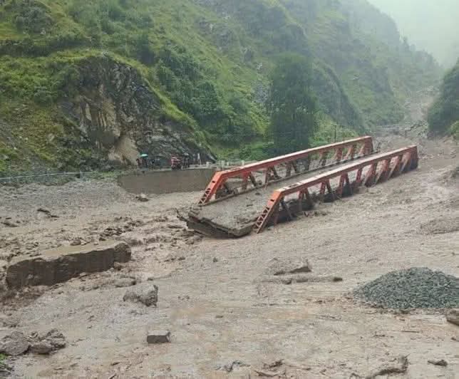 बादल फटने से आई बाढ़ बादल फटने से आई बाढ़