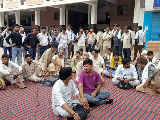 रोडवेज कर्मचारी बल्लभगढ़ बस डिपो के अंदर धरने पर बैठे हुए। रोडवेज कर्मचारी बल्लभगढ़ बस डिपो के अंदर धरने पर बैठे हुए।