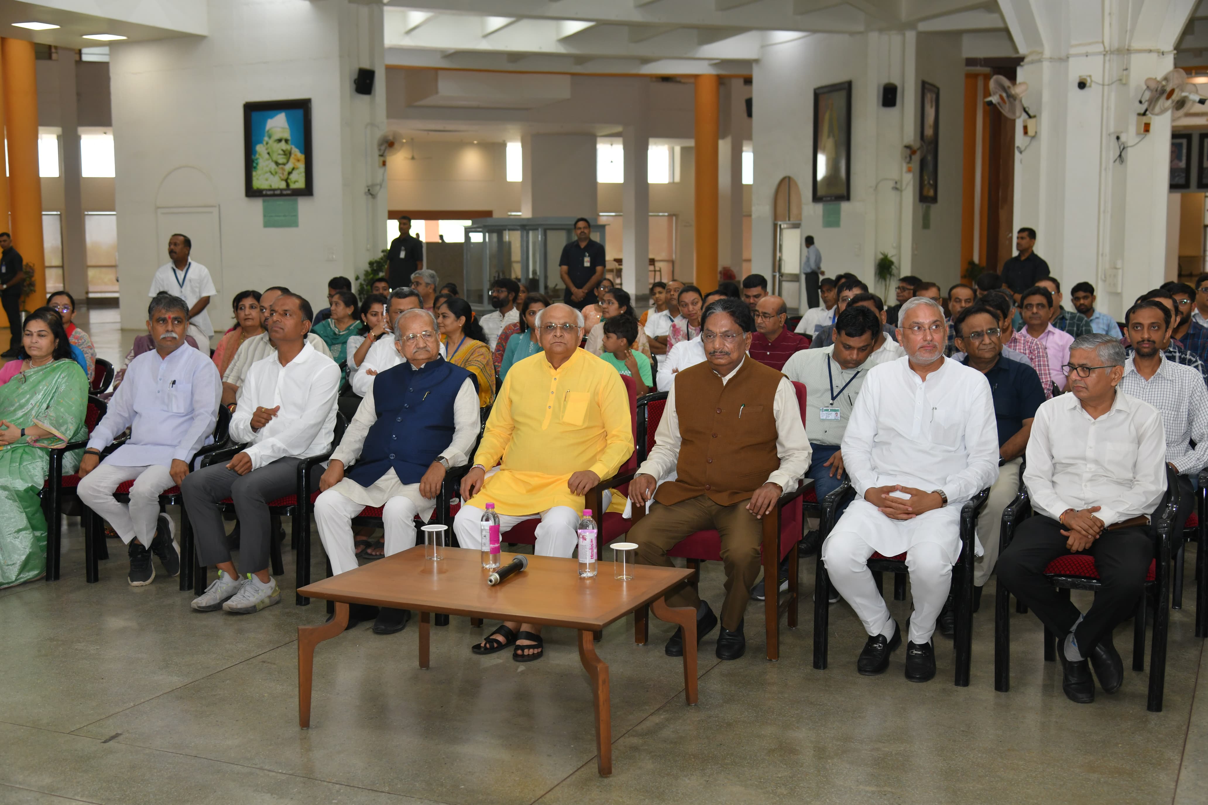 स्व. श्यामा प्रसाद मुखर्जी की जयंती पर उनके तैल चित्र पर पुष्पांजलि स्व. श्यामा प्रसाद मुखर्जी की जयंती पर उनके तैल चित्र पर पुष्पांजलि