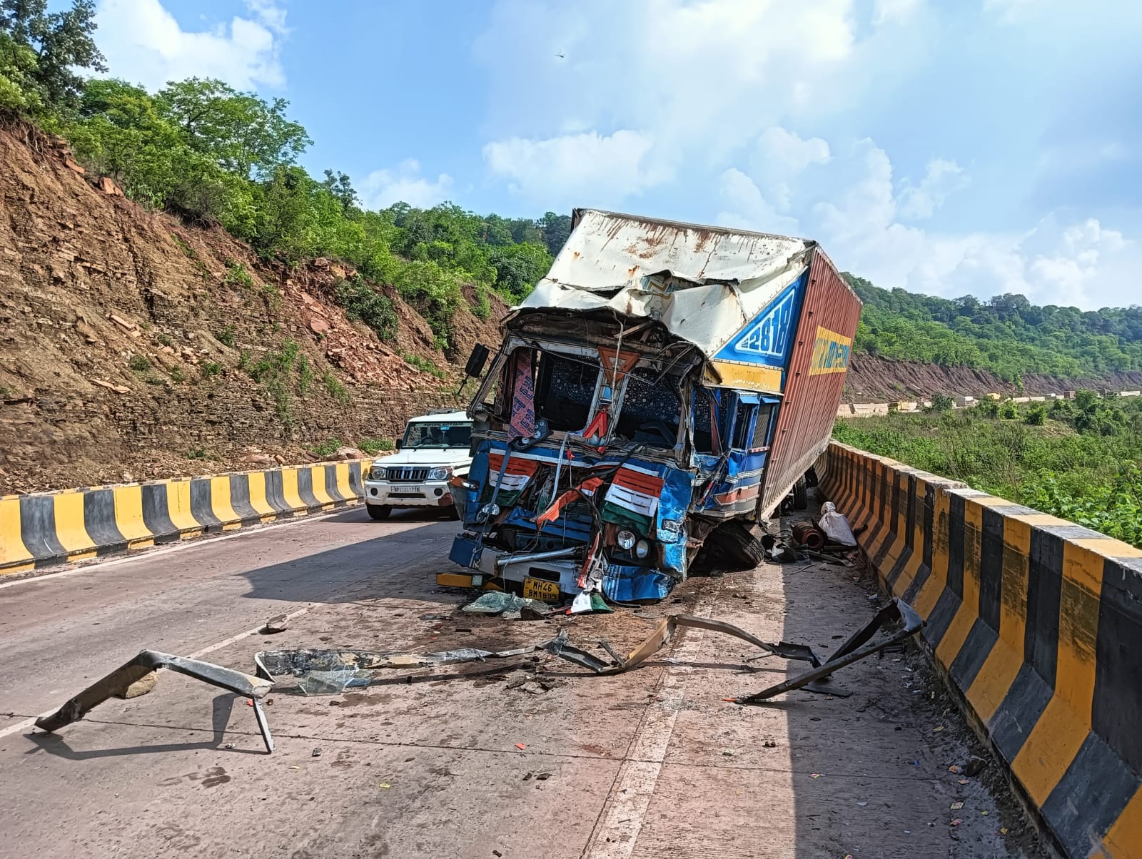ड्रमंडगंज घाटी में दुर्घटनाग्रस्त ट्रेलर। ड्रमंडगंज घाटी में दुर्घटनाग्रस्त ट्रेलर।