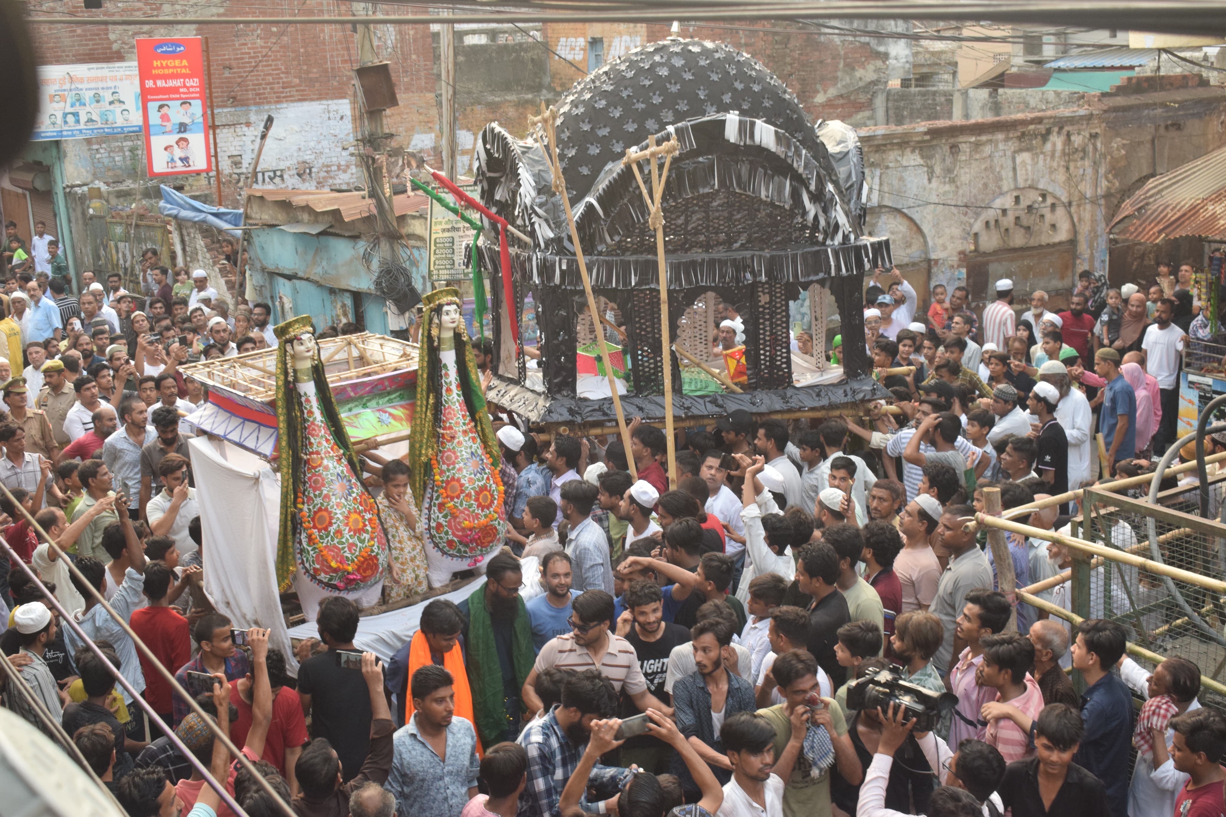 मुरादाबाद में दसवीं मुहर्रम के जुलूस में अकीदतमंदों के कंधे पर कम्बल का ताजिया। मुरादाबाद में दसवीं मुहर्रम के जुलूस में अकीदतमंदों के कंधे पर कम्बल का ताजिया।