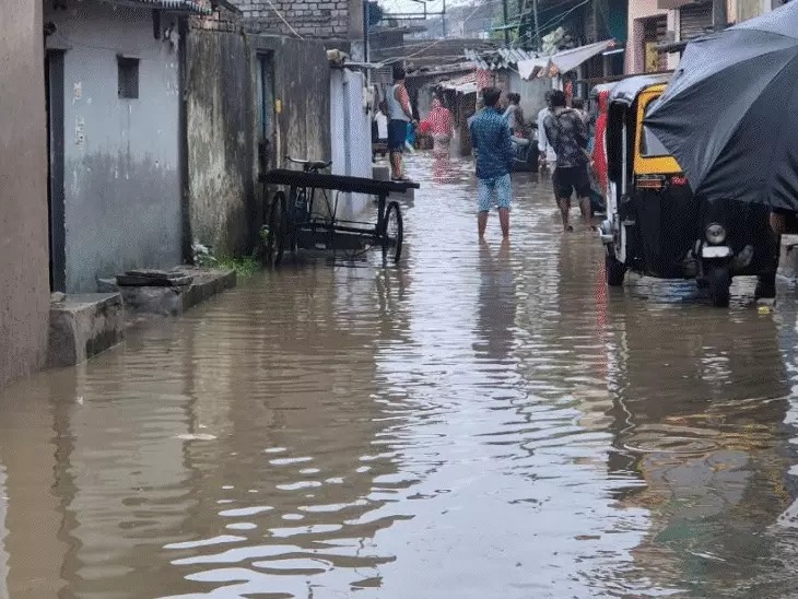 कोरबा में लोगों के घरों में घुसा नाली का गंदा पानी, बारिश से जलभराव, कई वार्डों के लोग परेशान; रात भर जागने को मजबूर कोरबा में लोगों के घरों में घुसा नाली का गंदा पानी, बारिश से जलभराव, कई वार्डों के लोग परेशान; रात भर जागने को मजबूर