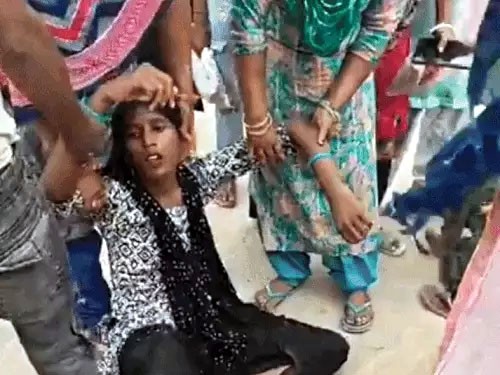 मृतक की पत्नी और परिजन मृतक की पत्नी और परिजन