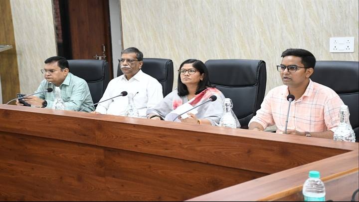 नगरीय प्रशासन के दल ने कलेक्टर एवं नगर निगम आयुक्त के साथ की बैठक नगरीय प्रशासन के दल ने कलेक्टर एवं नगर निगम आयुक्त के साथ की बैठक