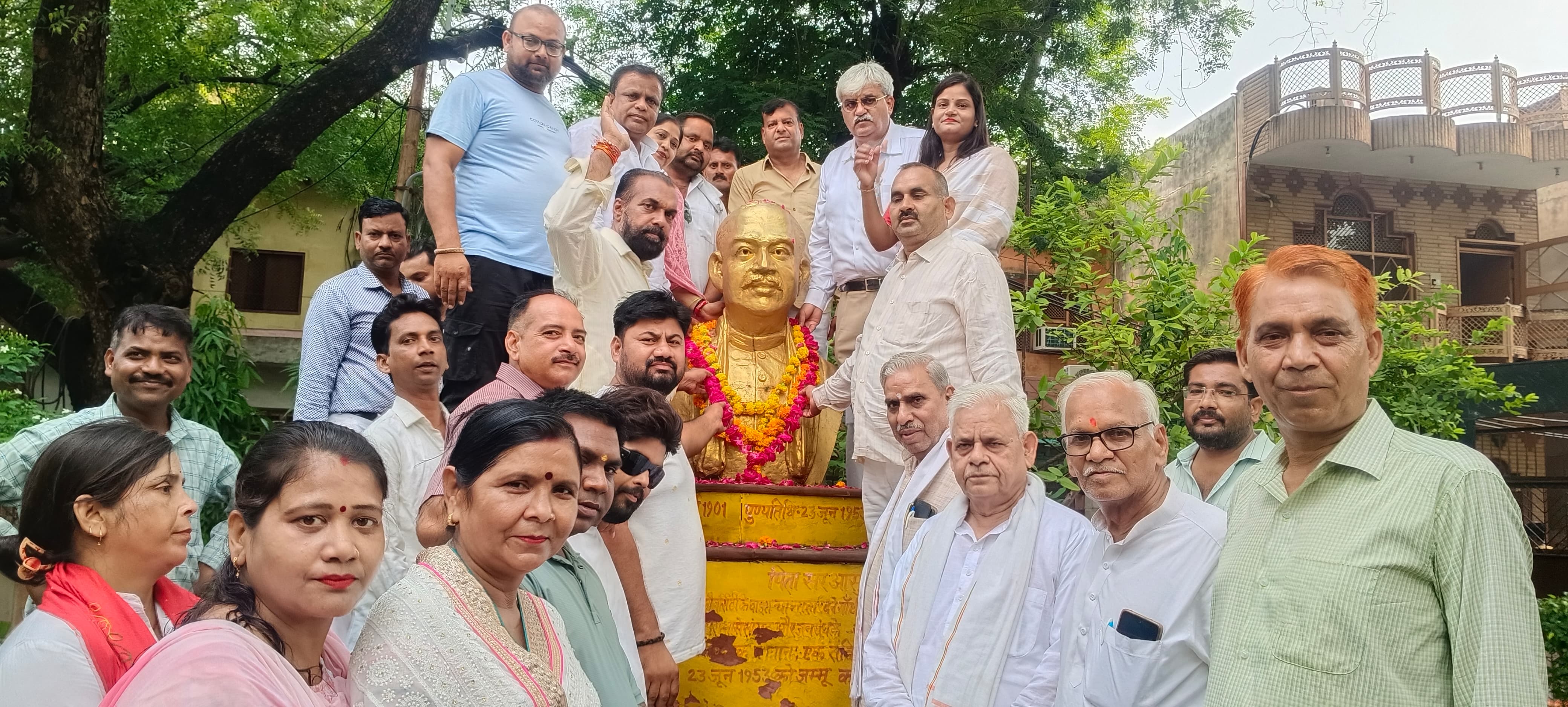माल्यार्पण करते भाजपाई माल्यार्पण करते भाजपाई