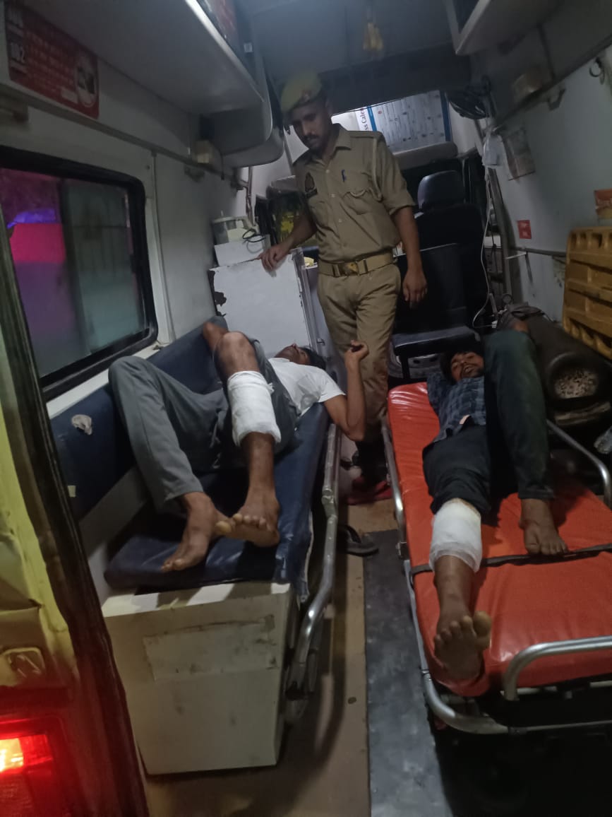 थाना मूंढापांडे क्षेत्र पुलिस मुठभेड़ के दौरान गोली लगने से घायल पकड़े गए दो गो तस्कर आरोपित एंबुलेंस से अस्पताल जाते हुए। थाना मूंढापांडे क्षेत्र पुलिस मुठभेड़ के दौरान गोली लगने से घायल पकड़े गए दो गो तस्कर आरोपित एंबुलेंस से अस्पताल जाते हुए।