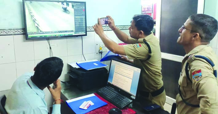 सीसीटीवी खंगालती पुलिस सीसीटीवी खंगालती पुलिस