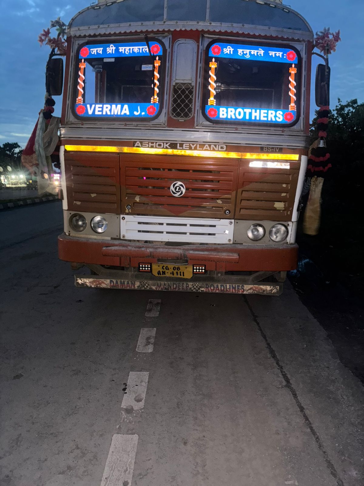 बीच रोड में लापरवाही से खड़े वाहनों पर पुलिस ने कसा शिकंजा, 5 वाहनों को जप्त कर उनके चालकों को किया गिरफ्तार