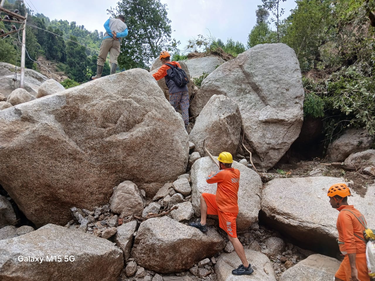 मंडी में राहत कार्य मंडी में राहत कार्य