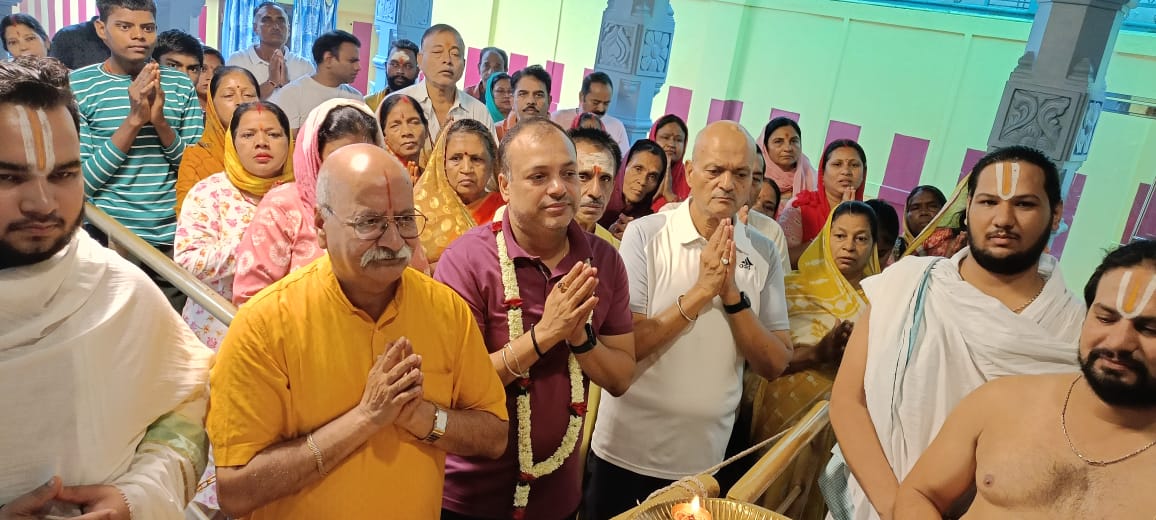 शयनी एकादशी व्रत पर वेंकटेश्वर मंदिर में मजूद श्रद्धालू शयनी एकादशी व्रत पर वेंकटेश्वर मंदिर में मजूद श्रद्धालू