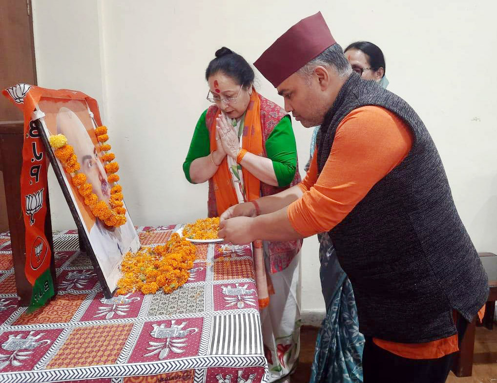 डॉ. श्यामा प्रसाद मुखर्जी के चित्र के समक्ष शीष नवाते विधायक एवं भाजपा के नगर मंडल अध्यक्ष। डॉ. श्यामा प्रसाद मुखर्जी के चित्र के समक्ष शीष नवाते विधायक एवं भाजपा के नगर मंडल अध्यक्ष।