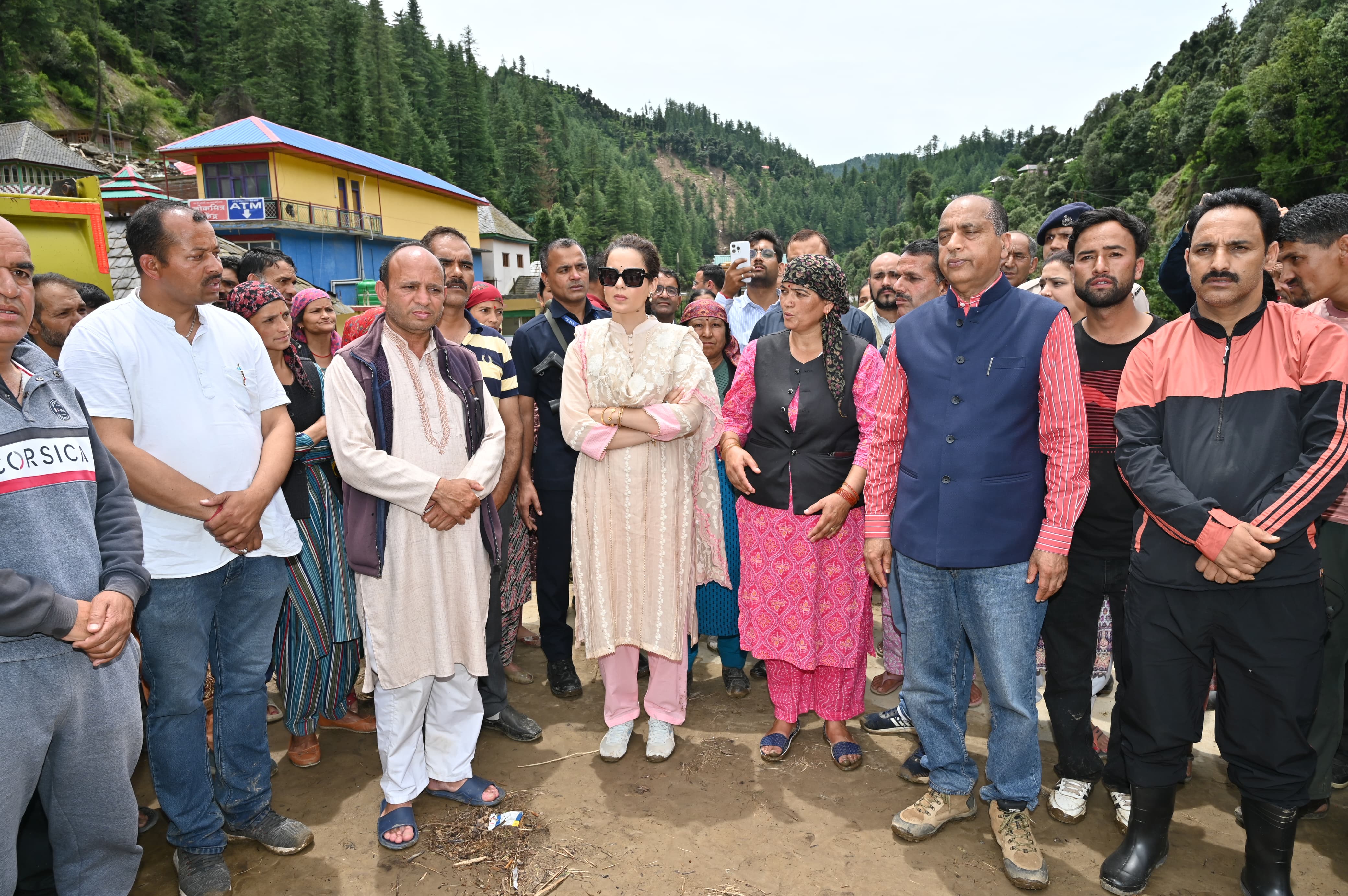 सराज में बारिश से हुए नुक्सान का जायजा लेते हुए कंगना सराज में बारिश से हुए नुक्सान का जायजा लेते हुए कंगना