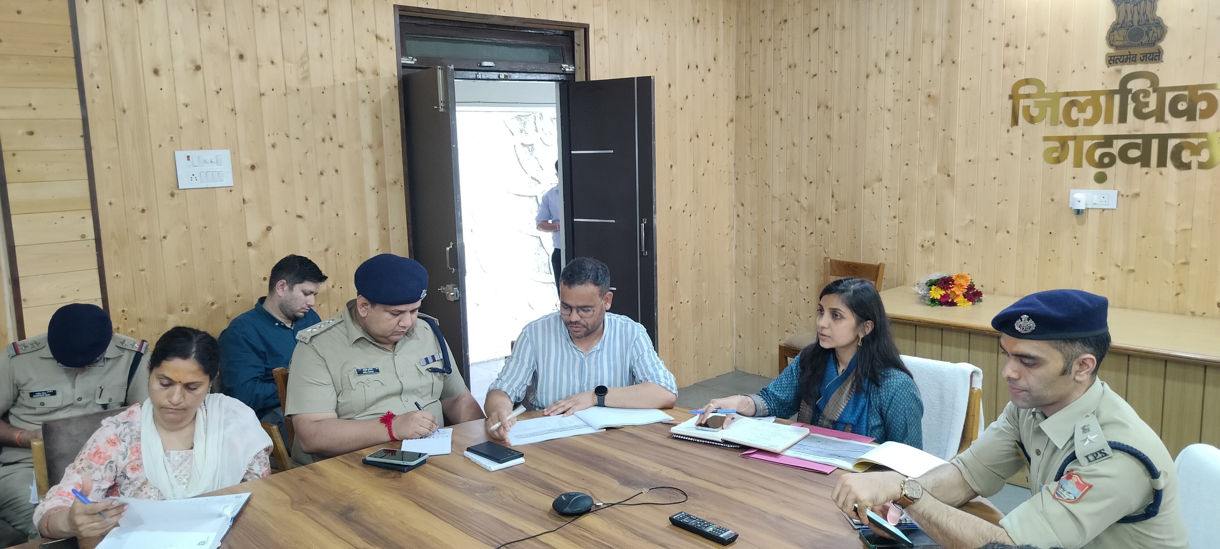 लक्ष्मणझूला में कांवड़ मेले की तैयारियों को लेकर विभागीय अधिकारियों के साथ समीक्षा बैठक लेती डीएम लक्ष्मणझूला में कांवड़ मेले की तैयारियों को लेकर विभागीय अधिकारियों के साथ समीक्षा बैठक लेती डीएम