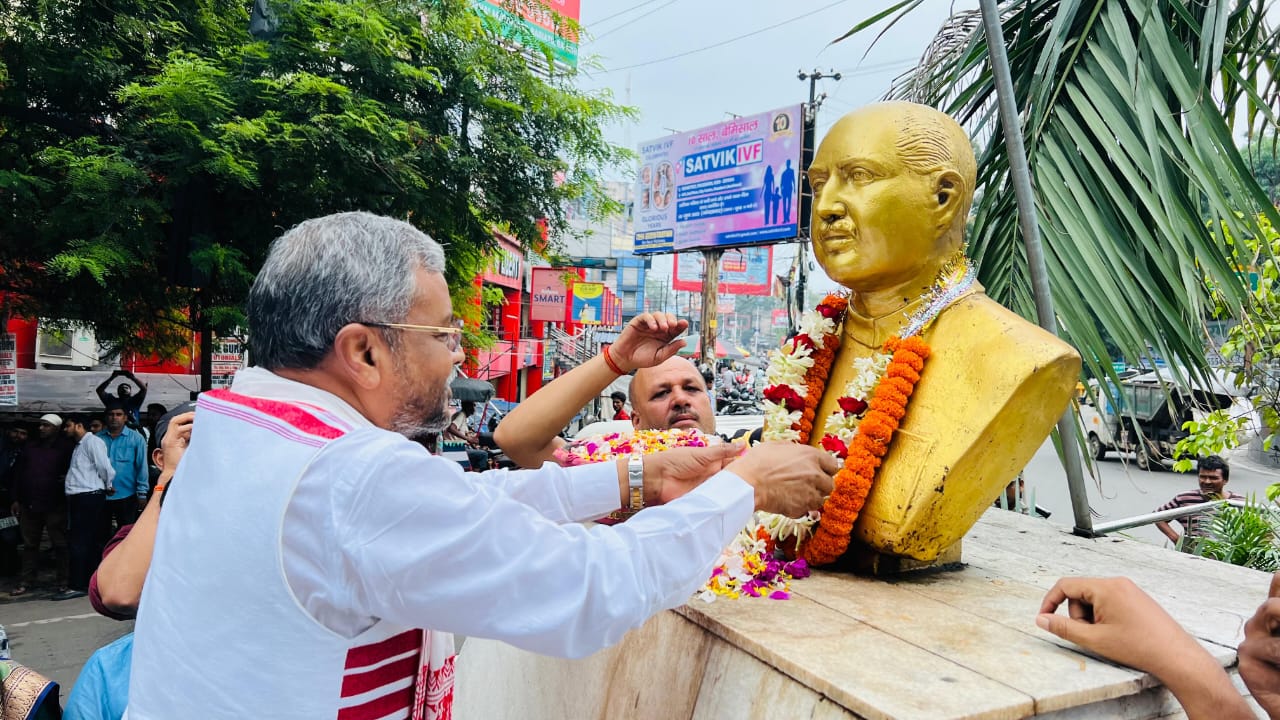 श्रद्धांजलि अर्पित करते प्रदेश अध्यक्ष बाबूलाल मरांडी श्रद्धांजलि अर्पित करते प्रदेश अध्यक्ष बाबूलाल मरांडी