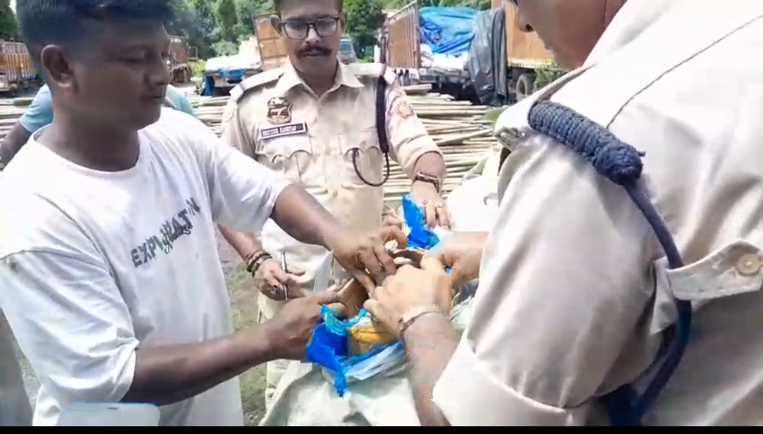श्रीरामपुर में पुलिस की कार्रवाई में भारी मात्रा में नकली गोल्ड फ्लैक लाइट सिगरेट बरामद : दो गिरफ्तार। श्रीरामपुर में पुलिस की कार्रवाई में भारी मात्रा में नकली गोल्ड फ्लैक लाइट सिगरेट बरामद : दो गिरफ्तार।