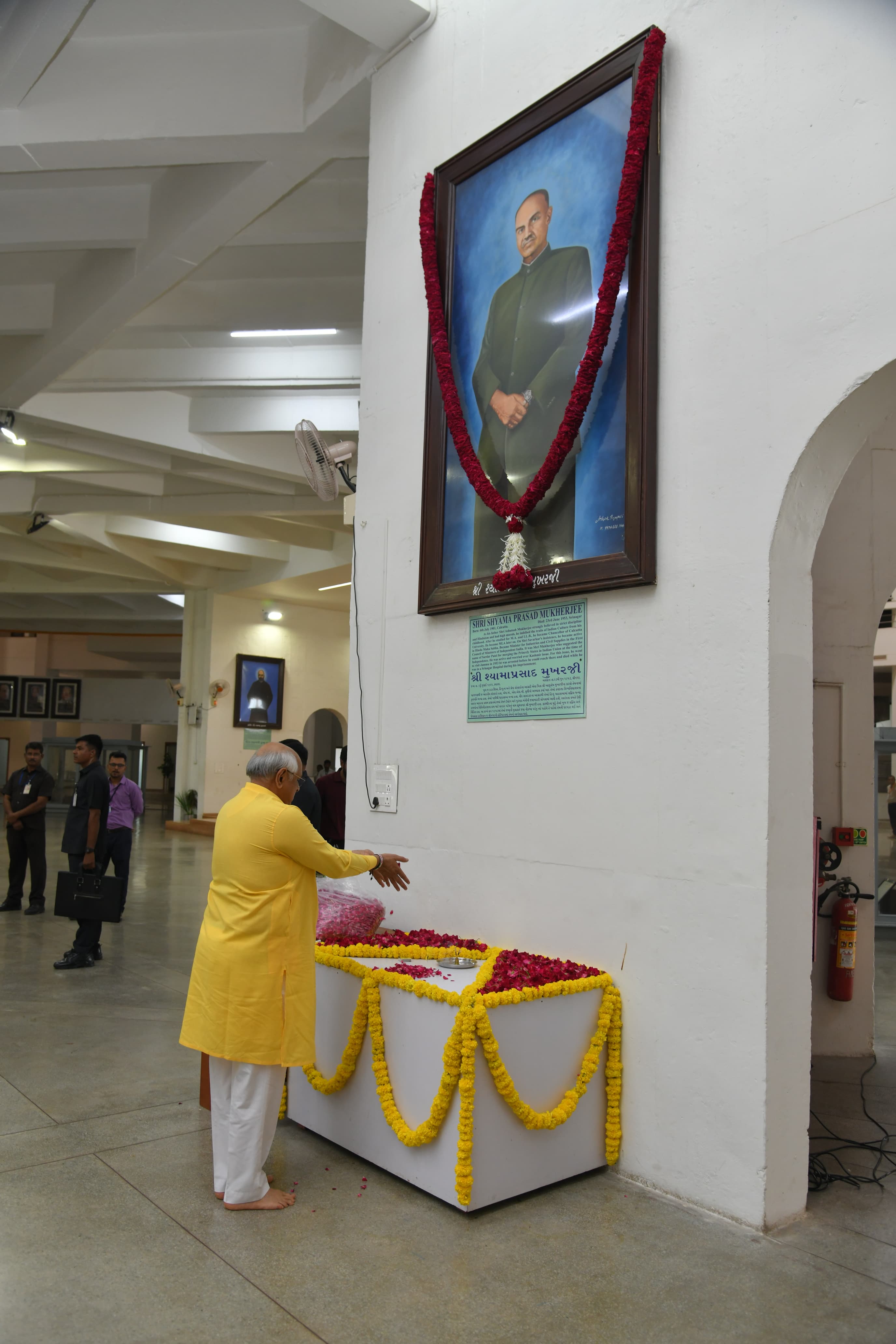 स्व. श्यामा प्रसाद मुखर्जी की जयंती पर उनके तैल चित्र पर पुष्पांजलि स्व. श्यामा प्रसाद मुखर्जी की जयंती पर उनके तैल चित्र पर पुष्पांजलि