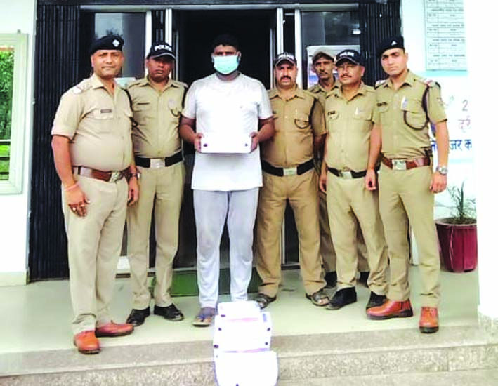 पुलिस गिरफ्त में आरोपित पुलिस गिरफ्त में आरोपित