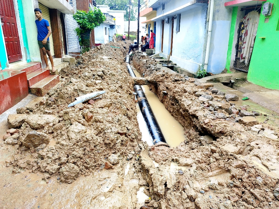 हटकेशर वार्ड में पाइप लाइन बिछाने रोड के बीचोबीच खुदाई, वार्डवासी परेशान।