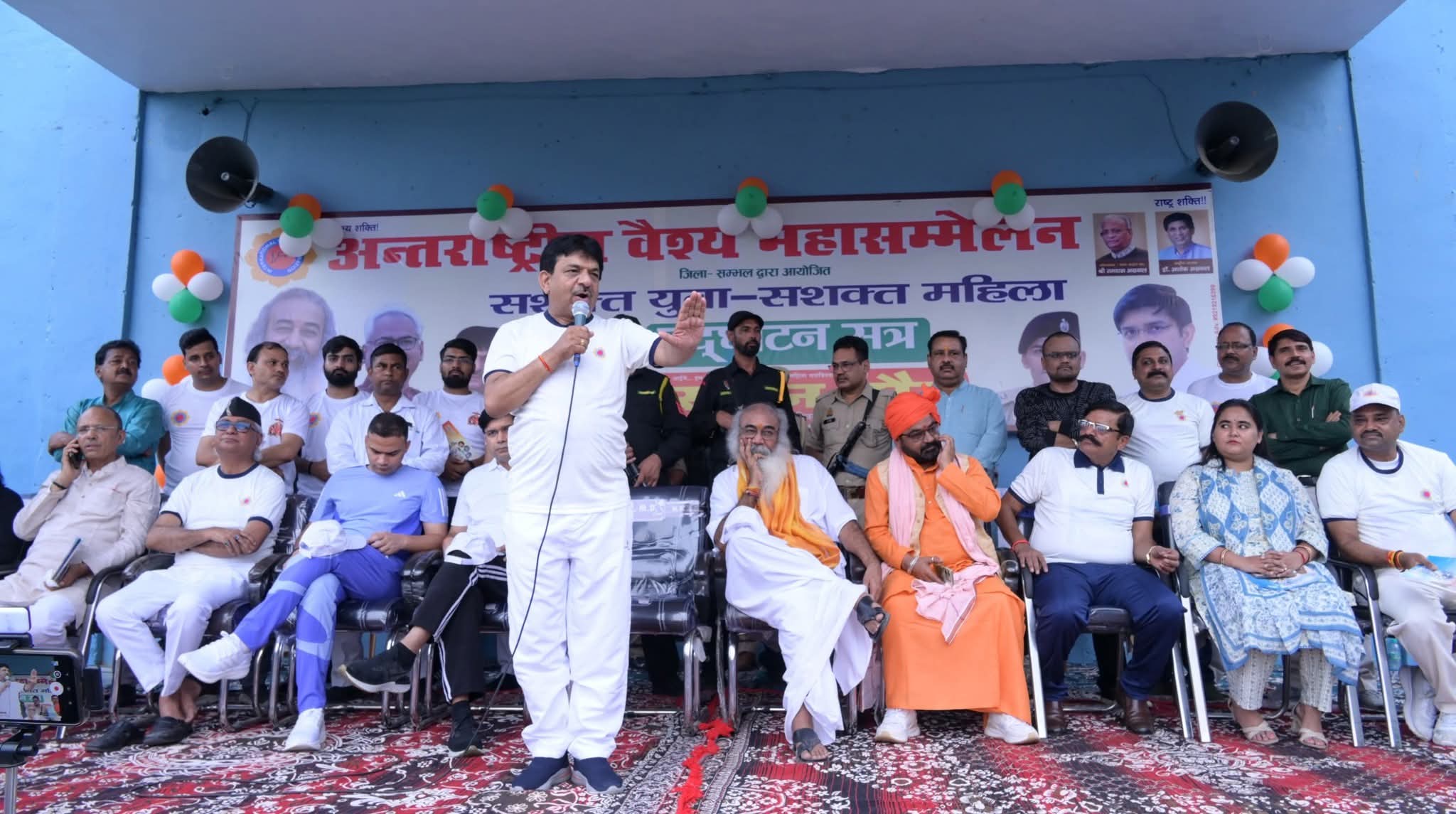 संभल के चंदौसी में अंतराष्ट्रीय वैश्य महासम्मेलन द्वारा आयोजित मैराथन दौड़ के अवसर पर संबोधित करते उप्र सरकार में स्वतंत्र प्रभार राज्यमंत्री कपिल देव अग्रवाल। संभल के चंदौसी में अंतराष्ट्रीय वैश्य महासम्मेलन द्वारा आयोजित मैराथन दौड़ के अवसर पर संबोधित करते उप्र सरकार में स्वतंत्र प्रभार राज्यमंत्री कपिल देव अग्रवाल।