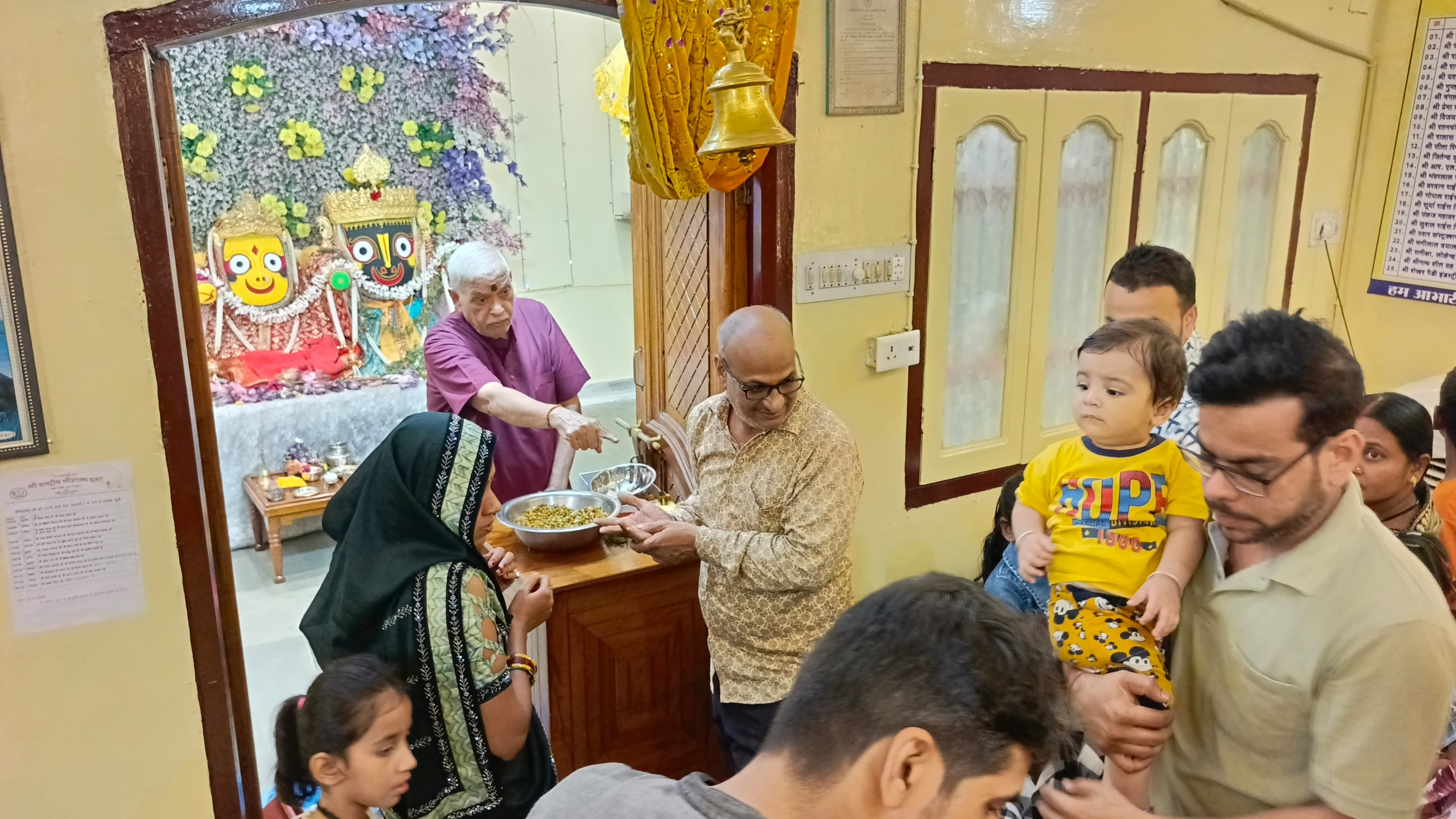 गोशाला (जनकपुर) में भगवान जगन्नाथ के दर्शन के लिए लग रही दर्शनार्थियों की भीड़। गोशाला (जनकपुर) में भगवान जगन्नाथ के दर्शन के लिए लग रही दर्शनार्थियों की भीड़।