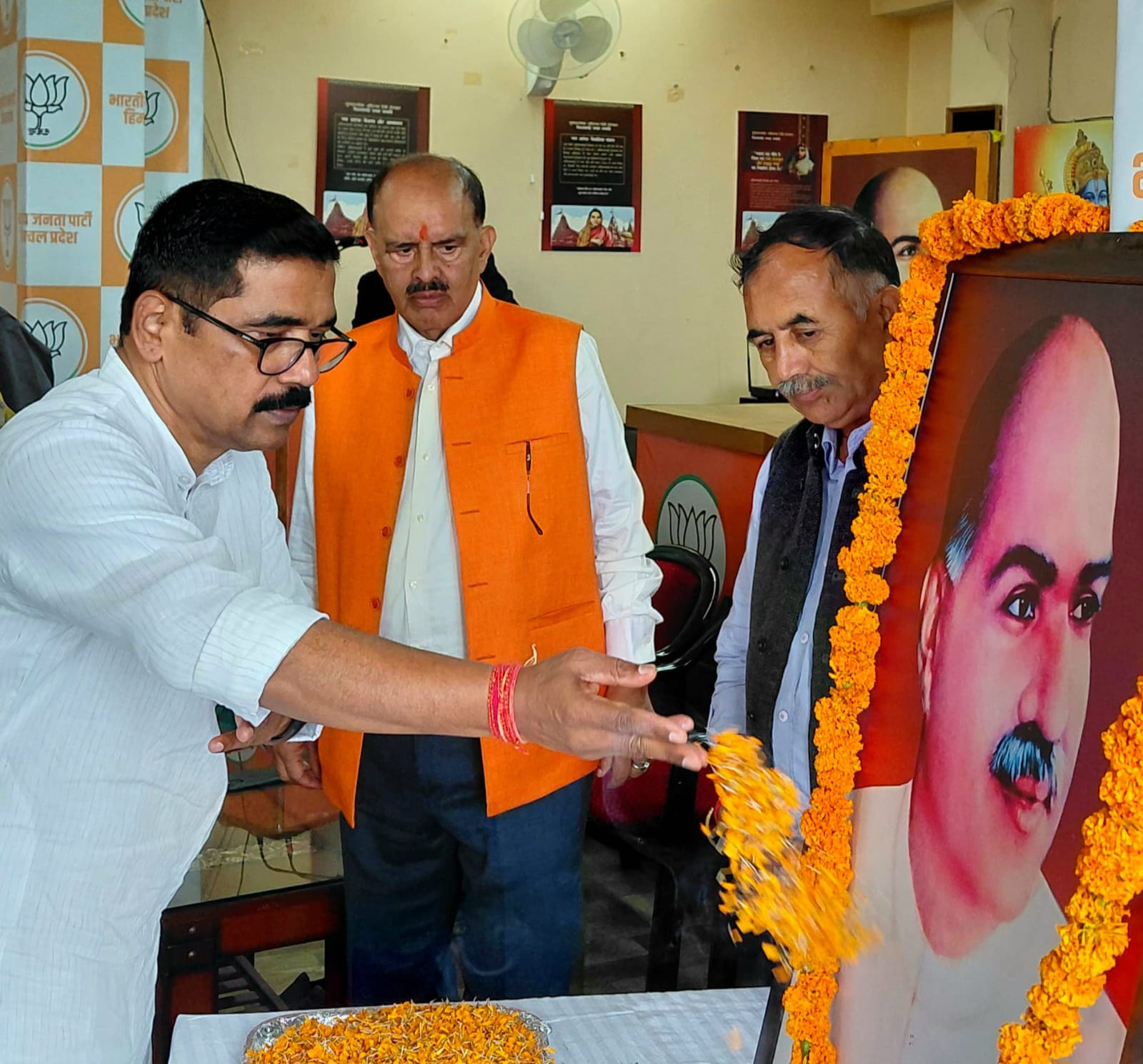 भाजपा के संस्थापक श्यामा प्रसाद मुखर्जी को याद करते भाजपा नेता भाजपा के संस्थापक श्यामा प्रसाद मुखर्जी को याद करते भाजपा नेता