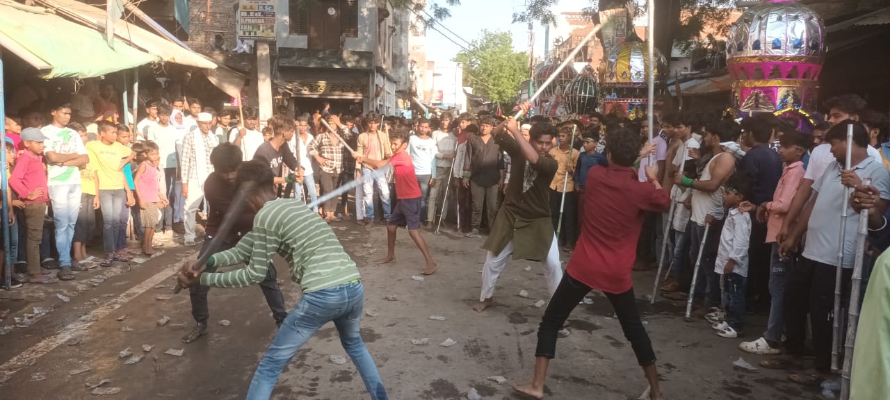 ताजिया जुलुश के दौरान करतब दिखाते अखाड़े के लोग ताजिया जुलुश के दौरान करतब दिखाते अखाड़े के लोग