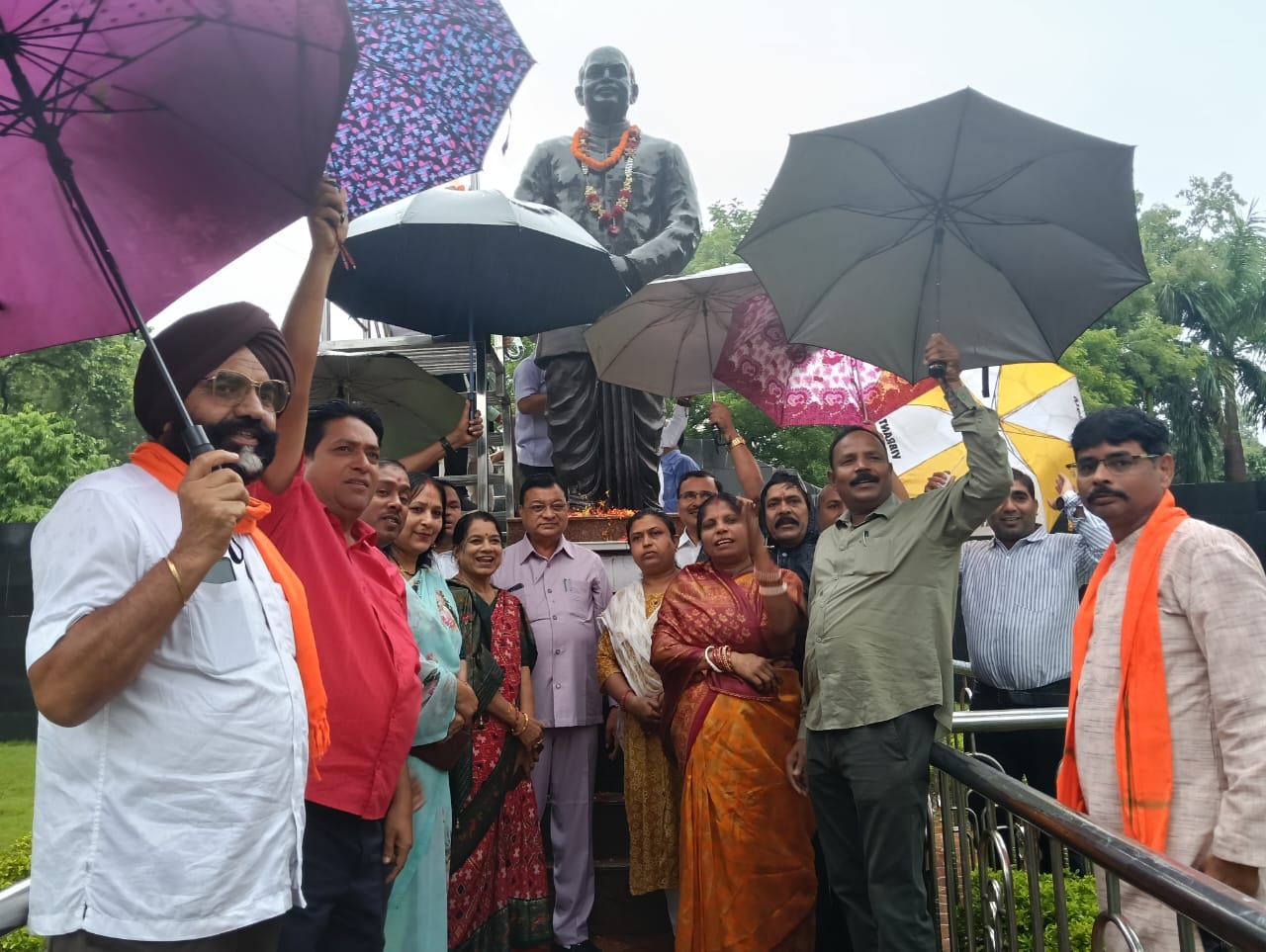 कोरबा : डॉ. श्यामा प्रसाद मुखर्जी जयंती पर पुष्पांजलि, “अखंड भारत” के संकल्प के साथ लखनलाल देवांगन व गोपाल मोदी ने दी भावपूर्ण पुष्पांजलि कोरबा : डॉ. श्यामा प्रसाद मुखर्जी जयंती पर पुष्पांजलि, “अखंड भारत” के संकल्प के साथ लखनलाल देवांगन व गोपाल मोदी ने दी भावपूर्ण पुष्पांजलि