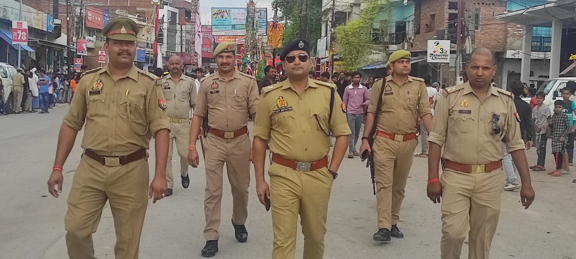 सुरक्षा व्यवस्था को लेकर गस्त करते हुए अपर पुलिस अधीक्षक शहर आयुश श्रीवास्तव एवं अन्य अधिकारी सुरक्षा व्यवस्था को लेकर गस्त करते हुए अपर पुलिस अधीक्षक शहर आयुश श्रीवास्तव एवं अन्य अधिकारी