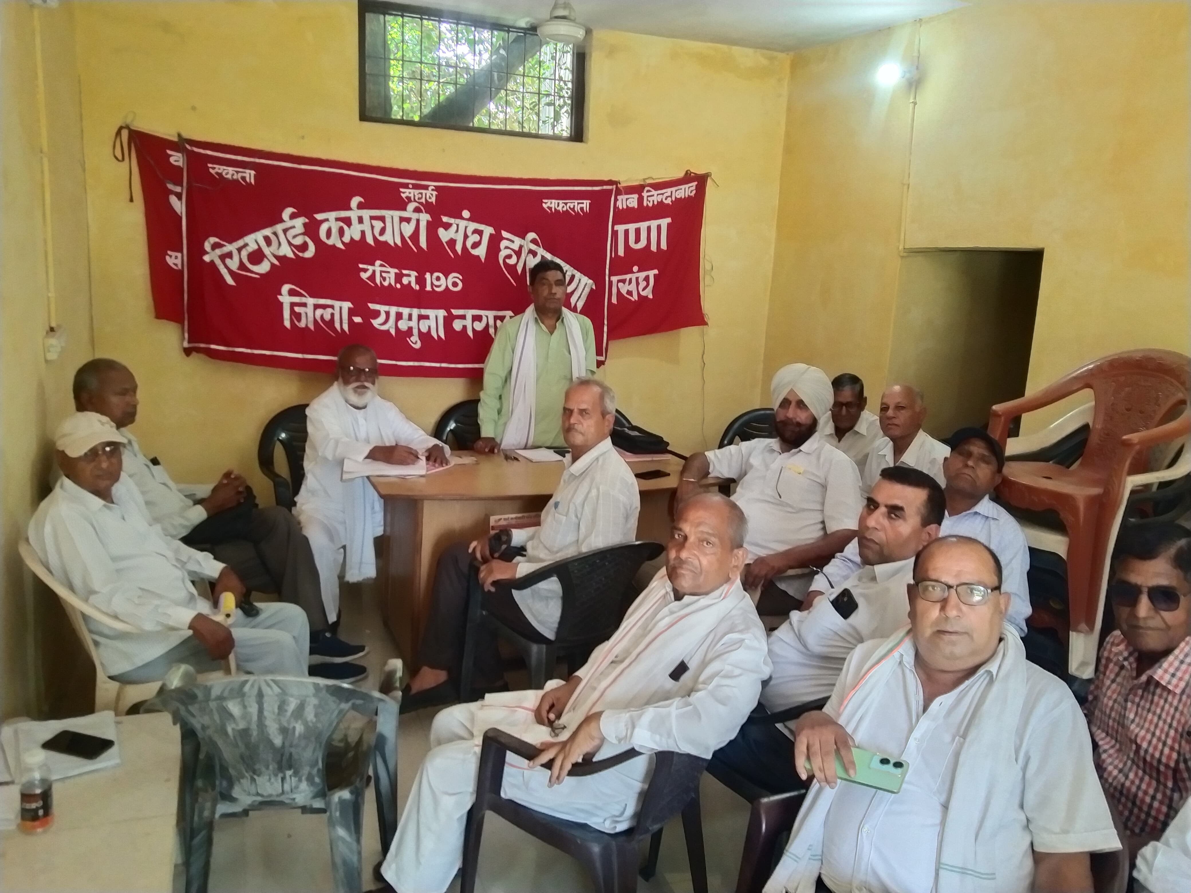 बैठक के दौरान रिटायर्ड कर्मचारी संघ बैठक के दौरान रिटायर्ड कर्मचारी संघ