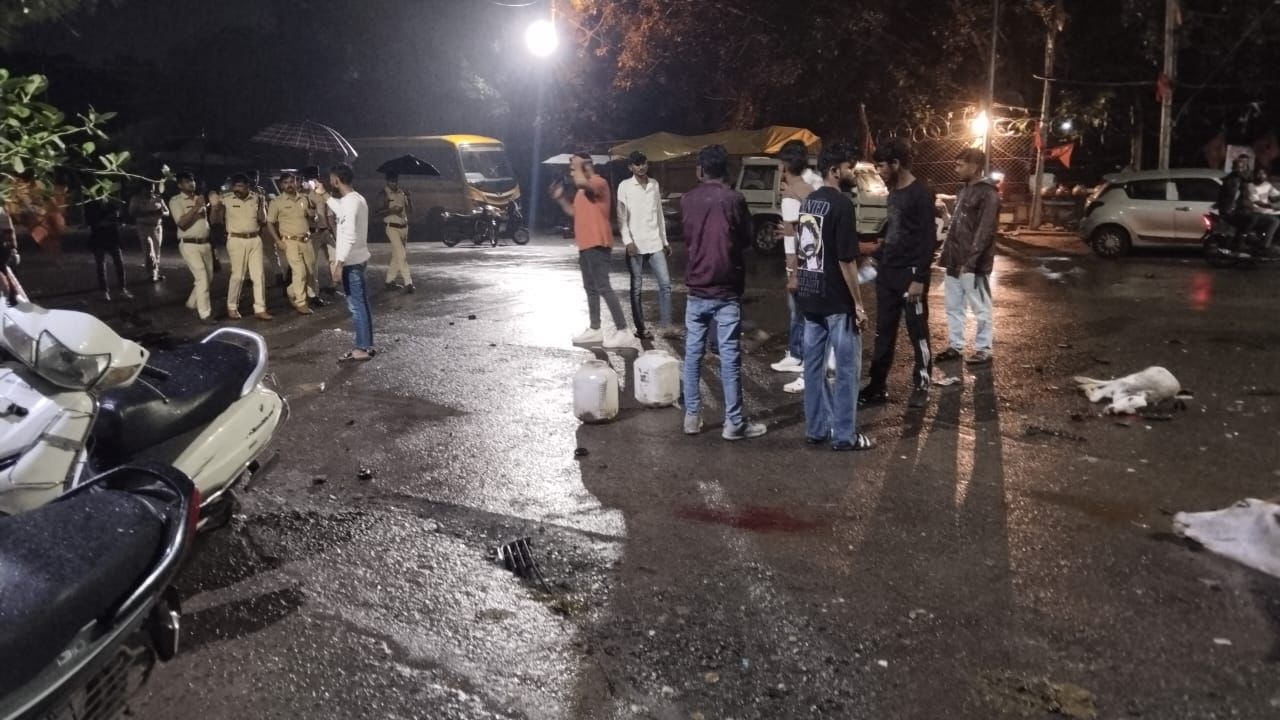 सड़क पर बैठे पशुओं को रौंदा सड़क पर बैठे पशुओं को रौंदा