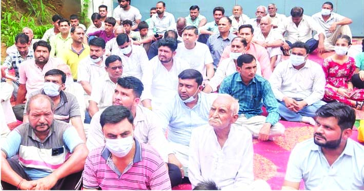 प्रदर्शन करते लोग प्रदर्शन करते लोग