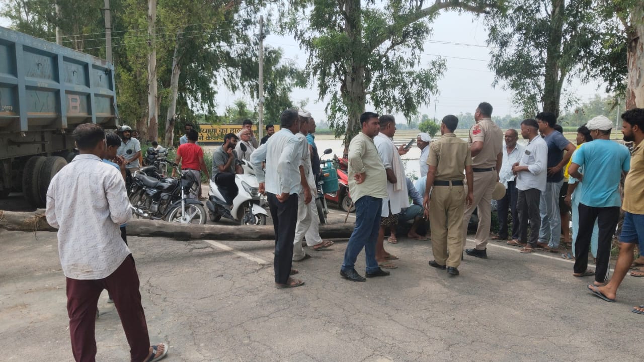 जाम लगाए ग्रामीण। जाम लगाए ग्रामीण।