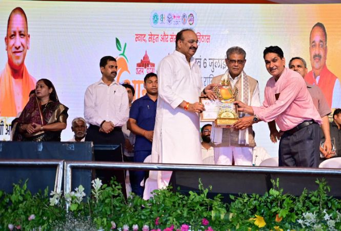 आम महोत्सव में मंच पर मंत्री दिनेश प्रताप सिंह व वन मंत्री डा. अरूण सक्सेना आम महोत्सव में मंच पर मंत्री दिनेश प्रताप सिंह व वन मंत्री डा. अरूण सक्सेना