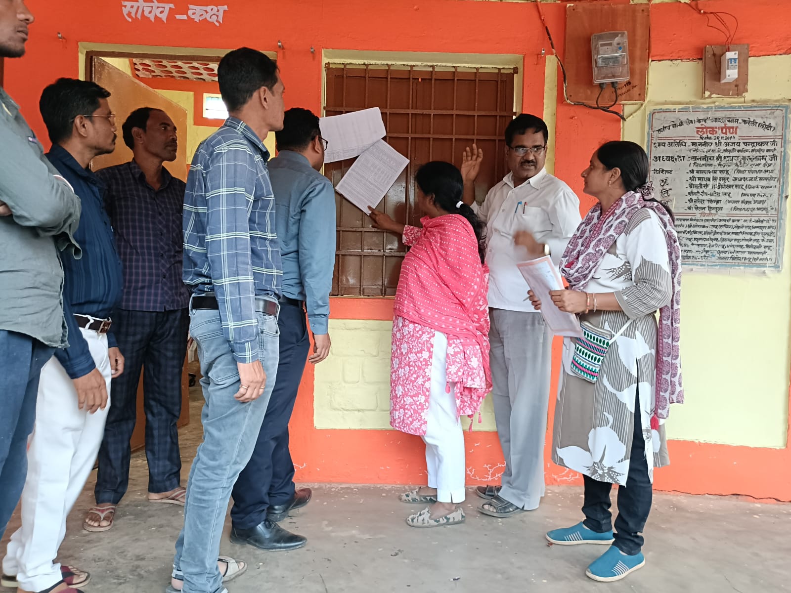 माडल गांव करेली छोटी में आवश्यक जानकारी लेते हुए प्रशासनिक अधिकारी-कर्मचारी। माडल गांव करेली छोटी में आवश्यक जानकारी लेते हुए प्रशासनिक अधिकारी-कर्मचारी।