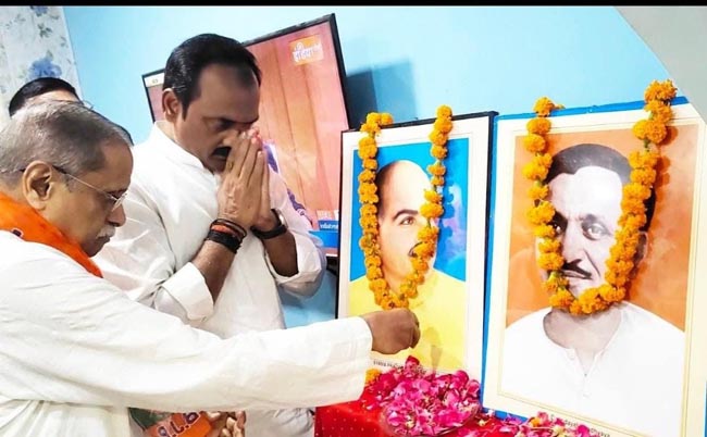 नमन करते महानगर अध्यक्ष नमन करते महानगर अध्यक्ष