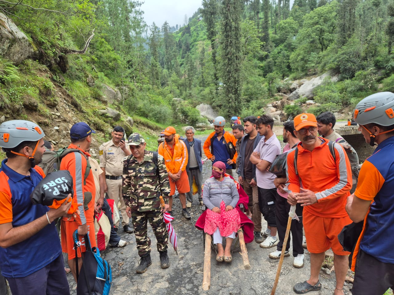 सराज क्षेत्र के दूरदराज के इलाके में पहुंची मेडिकल टीम व अन्य। सराज क्षेत्र के दूरदराज के इलाके में पहुंची मेडिकल टीम व अन्य।