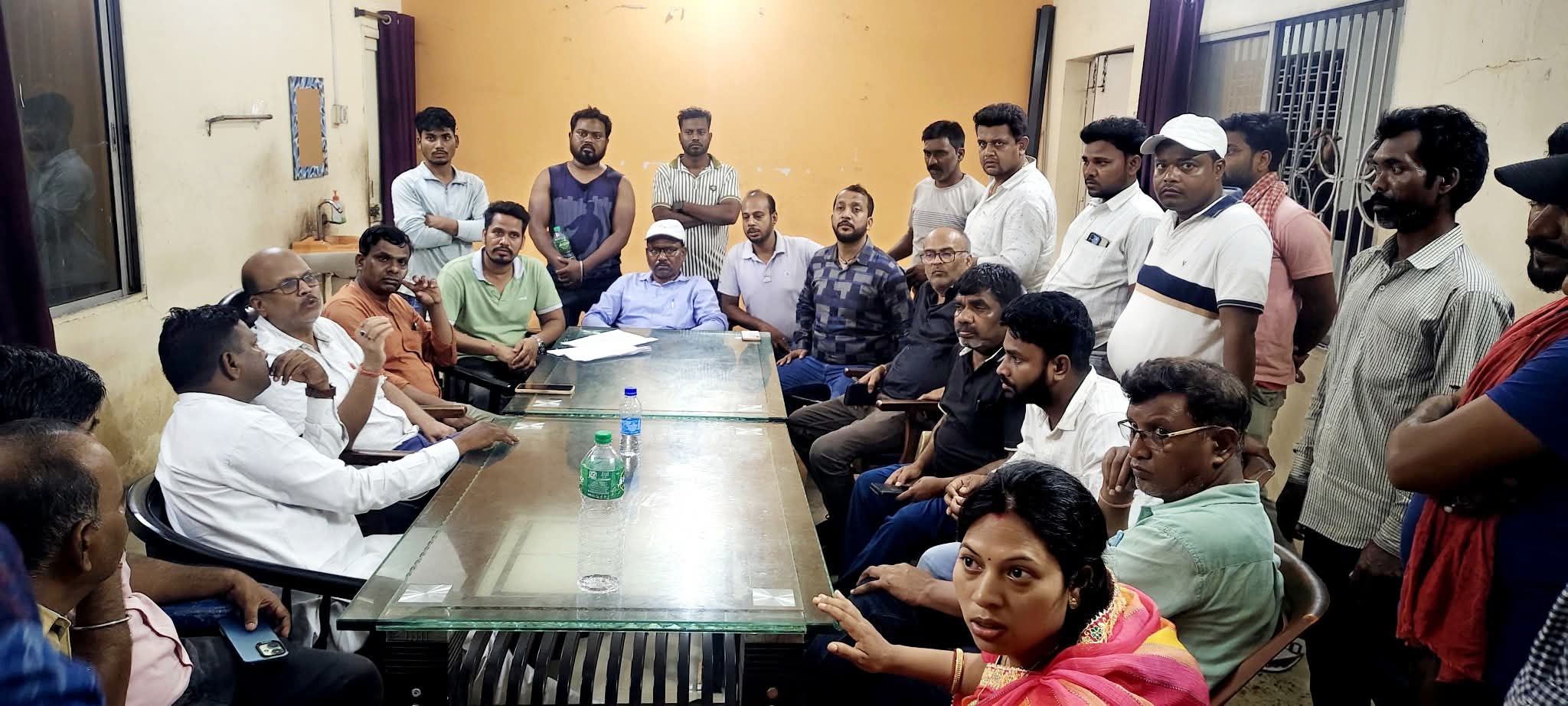 वार्ता के दौरान मौजूद अधिकारी और ग्रामीण वार्ता के दौरान मौजूद अधिकारी और ग्रामीण