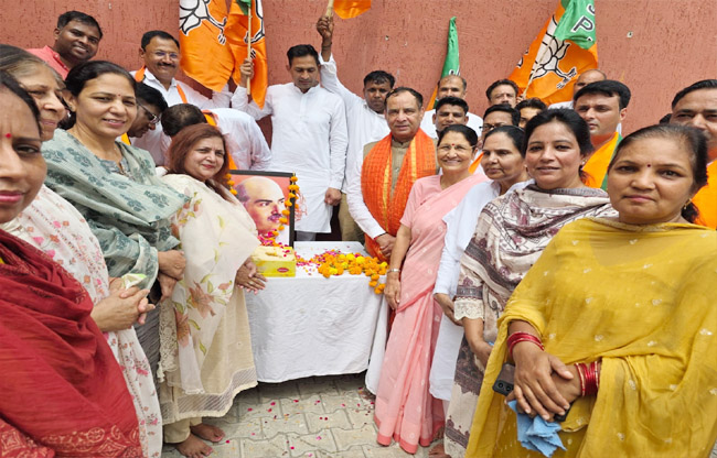 सोनीपत: हरियराणा के प्रदेश अध्यक्ष मोहन लाल बडौली व विधायक एवं पूर्व मंत्री कृष्णा गहलावत डॉ. श्यामा प्रसाद मुखर्जी का श्रद्धाजंलि देते हुए सोनीपत: हरियराणा के प्रदेश अध्यक्ष मोहन लाल बडौली व विधायक एवं पूर्व मंत्री कृष्णा गहलावत डॉ. श्यामा प्रसाद मुखर्जी का श्रद्धाजंलि देते हुए