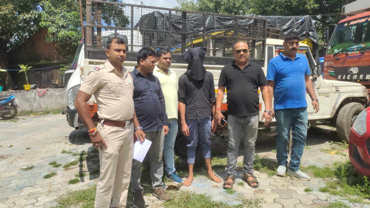 चोरी की पिकअप वैन के साथ युवक गिरफ्तार चोरी की पिकअप वैन के साथ युवक गिरफ्तार