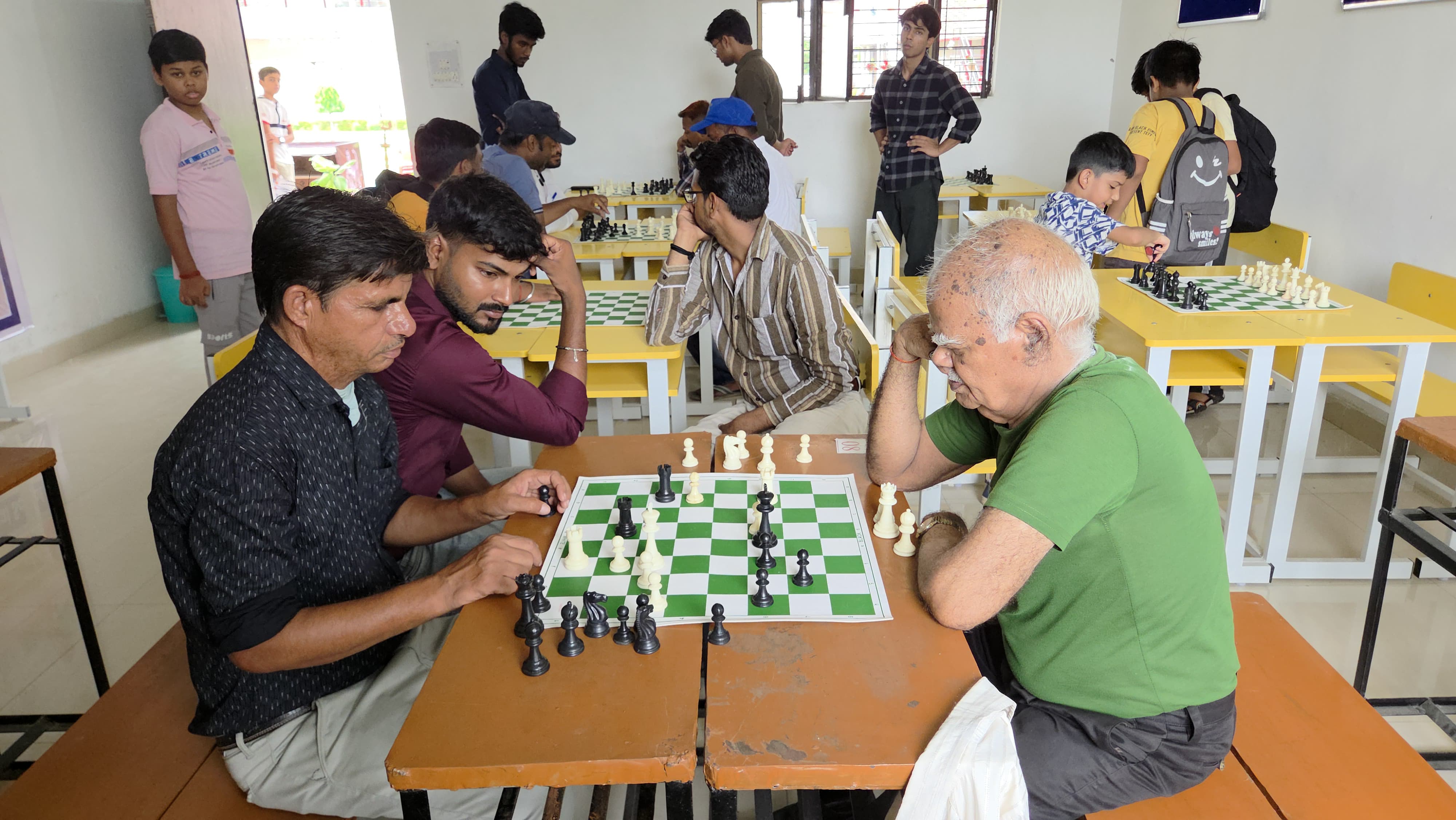 डॉ रवि मोहन मेमोरियल इंटरनेशनल स्कूल में आयोजित चेस्ट प्रतियोगिता में खेलते खिलाड़ी डॉ रवि मोहन मेमोरियल इंटरनेशनल स्कूल में आयोजित चेस्ट प्रतियोगिता में खेलते खिलाड़ी